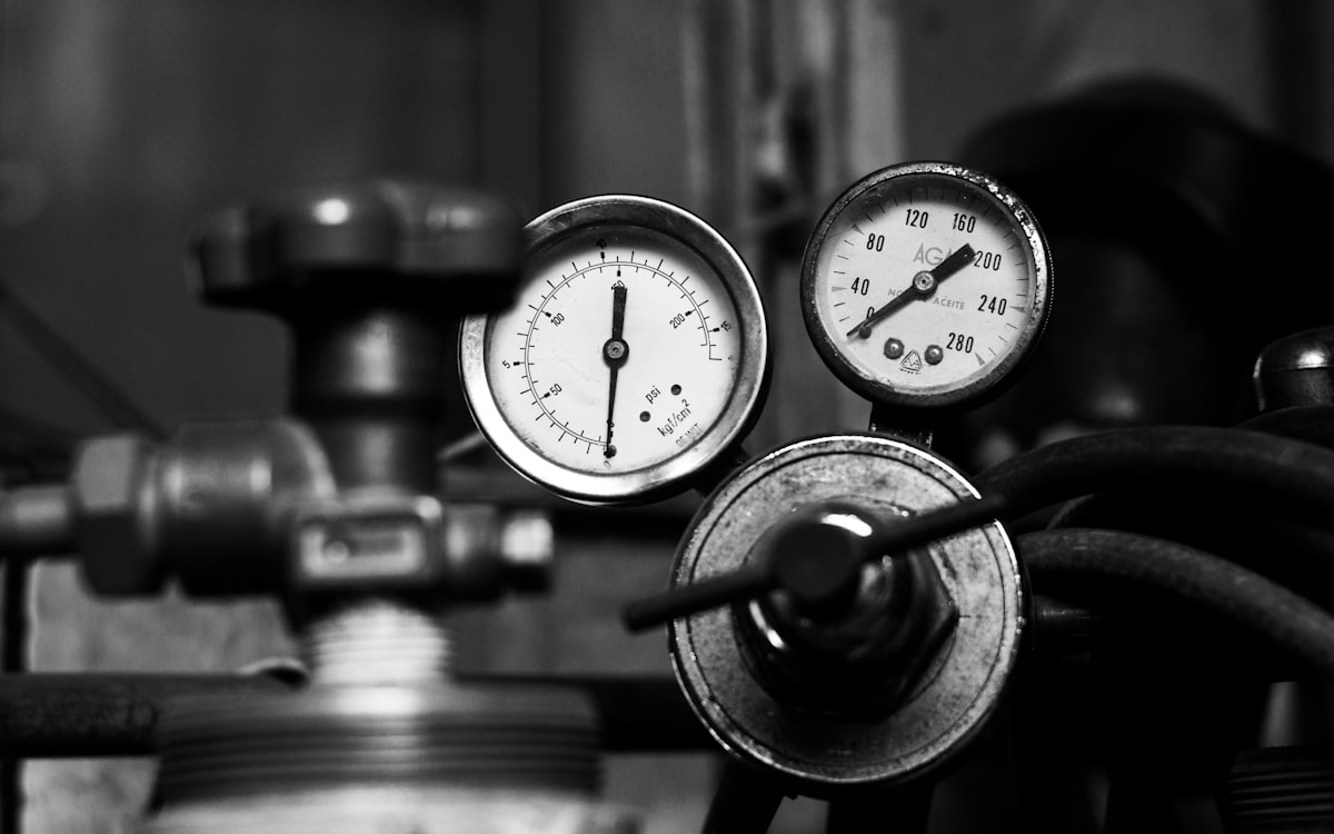 Service valves and pressure gauges